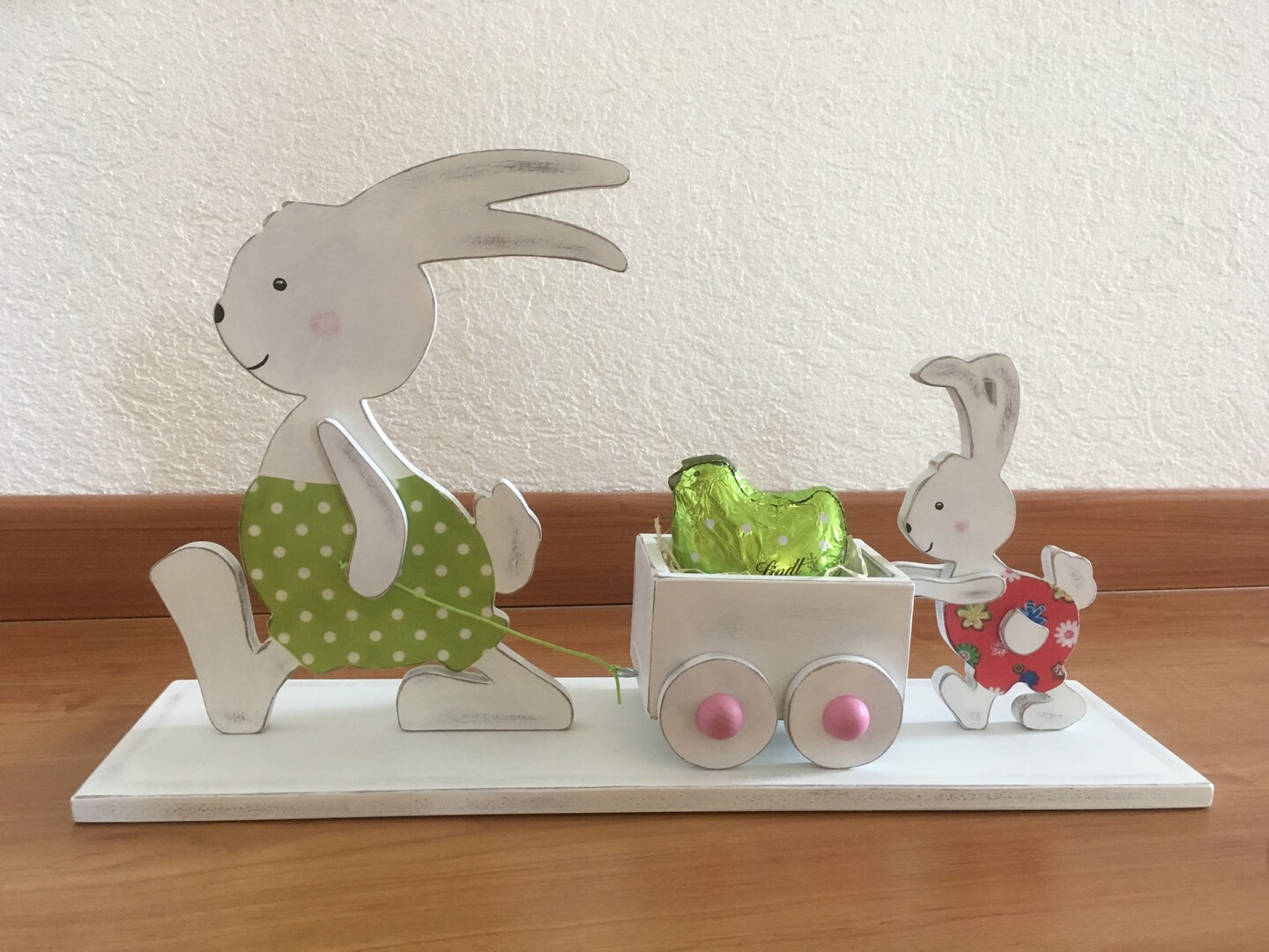 Osterhasen mit Bollerwagen