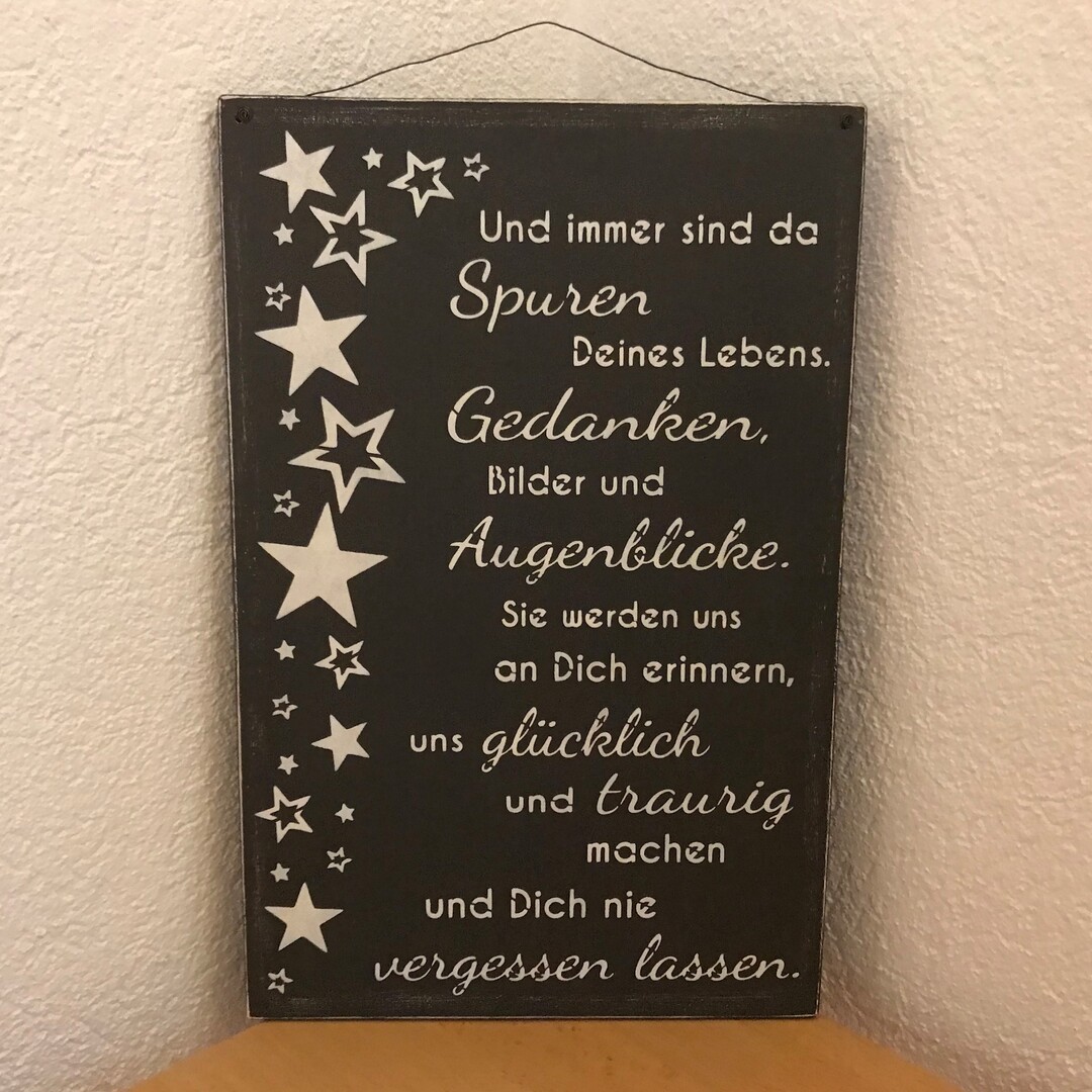 Holzschild "Und immer sind da Spuren" 